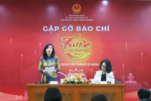 La vice-ministre des Affaires étrangères Le Thi Thu Hang (debout), présidente du Comité d'État pour les Vietnamiens d'outre-mer, lors du point de presse tenu dans l'après-midi du 9 janvier à Hanoï. Photo : VNA 