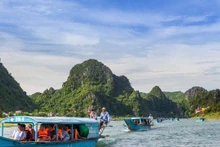 Andrew a également vécu une nouvelle expérience sur le chemin du retour lorsqu'il a choisi de traverser la rivière sur une barque. Photo : Toquoc.vn