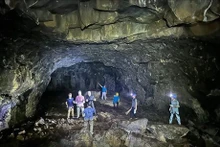Une délégation d'experts visitent des sites du système de grottes volcaniques de Dak Nông. Photo : VNA.
