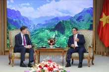 Le Premier ministre Pham Minh Chinh (droite) et Nick Clegg, président des affaires mondiales de Meta. Photo : VNA.