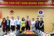 La ministre de la Santé, Dào Hông Lan, et Mme Angela Pratt, représentante en chef de l'OMS au Vietnam et les délégués à la réunion. Photo : ngaynay.vn