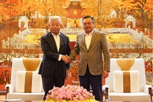 Le secrétaire adjoint du Comité municipal du Parti et président du Comité populaire de Hanoï, Trân Sy Thanh (à droite) et le président de la Banque asiatique d'investissement dans les infrastructures (AIIB), Jin Liqun (à gauche). Photo : hanoimoi.vn