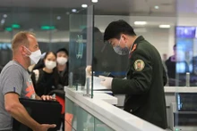 Un visiteur étranger effectue les procédures d'entrée au Vietnam. Photo : VNA.