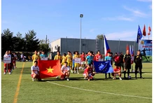 Les équipes participent au 2e tournoi de football des Vietnamiens en Europe. Photo : thoidai.com.vn