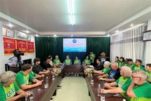 L'Union des organisations d'amitié de la ville de Da Nang a accueilli un groupe de volontaires de l'organisation AI à Da Nang. Photo : DAFO.