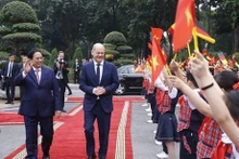 Le Premier ministre Pham Minh Chinh (à gauche) préside la cérémonie d’accueil officielle du Chancelier allemand, Olaf Scholz. Photo : VNA.