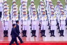 Le Président Vo Van Thuong et son homologue philippin Ferdinand Romualdez Marcos Jr. passent en revue la garde d’honneur lors de la cérémonie de bienvenue de ce dernier à Hanoi, le 30 janvier. Photo : VNA.