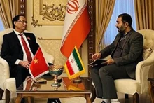 Le vice-président de l’Assemblée nationale du Vietnam, Trân Quang Phuong (à gauche) avec le Docteur Seyed Reza Mortazavi, gouverneur général d’Isfahan. Photo : VNA.