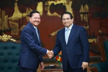 Le Premier ministre Pham Minh Chinh (à droite) et le vice-Premier ministre cambodgien Neth Savoeun. Photo : VNA.