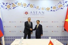 Les ministres Bùi Thanh Son (à droite) et Sergueï Lavrov. Photo : VNA.