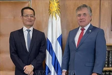 Le ministre uruguayen des Affaires étrangères Omar Paganini et l'ambassadeur vietnamien Duong Quôc Thanh (à gauche). Photo : VNA.