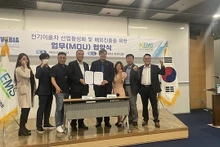 La cérémonie de signature du mémorandum de coopération entre l'Association des Hommes d’affaires et des Investisseurs Vietnam - République de Corée et l’Association sud-coréenne des Véhicules électriques à deux roues. Photo : thoidai.com.vn