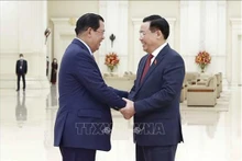Le Premier ministre cambodgien Samdech Techo Hun Sen (à gauche) et le président de l’Assemblée nationale du Vietnam, Vuong Dinh Huê. Photo : VNA.