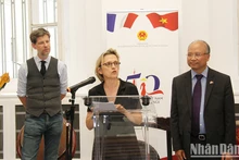 La maire du 5e arrondissement, Florence Berthout, prononce le discours d'ouverture de l'exposition « Couleurs du Vietnam ». Photo : NDEL.