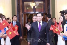 Le président de l’Assemblée nationale du Vietnam, Vuong Dinh Huê rencontre les membres de l'Ambassade et de la communauté vietnamienne à Cuba. Photo : VNA.