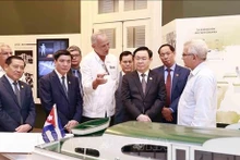 Le Président de l’Assemblée nationale du Vietnam, Vuong Dinh Huê au Centre Fidel Castro Ruz. Photo : VNA.
