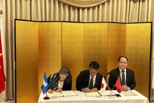 Cérémonie de signature de l'accord d'échange pour lancer l'initiative de renforcement des capacités de soutien à l'innovation du Centre national d'innovation. Photo : Ambassade du Japon au Vietnam.
