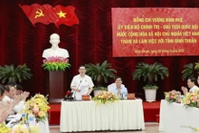 Le Président de l’Assemblée nationale vietnamienne, Vuong Dinh Huê (debout), travaille avec les responsables de la province de Binh Thuân (au Centre du Vietnam). Photo : VNA.