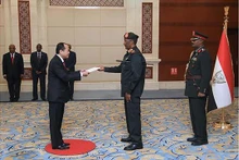 L'ambassadeur du Vietnam en Égypte et au Soudan Nguyên Huy Dung, a présenté ses lettres de créance au Président du Conseil de souveraineté de transition, Abdel Fattah Al-M. Burhan. Photo: baoquocte.vn