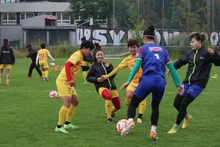 Les joueuses vietnamiennes lors d'une séance d’entraînement pour préparer le match amical avec l’équipe polonaise de football U23. Photo: VFF