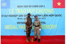 Le médecin Nguyên Ngoc Quang Hung a l'honneur de recevoir la médaille pour la cause du maintien de la paix de l'ONU. Photo: Nguyên Ngoc Quang Hung 