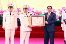 Le Premier ministre Pham Minh Chinh (à droite) remet un Ordre de défense de la Patrie de première classe au Département de la sécurité économique. Photo : VNA.