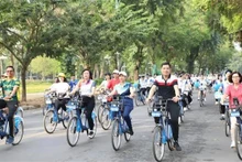 Des participants à la “Balade de l’amitié à vélo pour un Hanoï vert”. Photo : VNA.