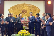 La province lao de Khammouane présente ses vœux de Nouvel An lunaire aux dirigeants de Quang Binh. Photo : quangbinh.gov.vn