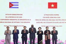 La cérémonie de remise de nobles Ordres de l'État cubain à sept dirigeants et anciens dirigeants vietnamiens. Photo : VNA.