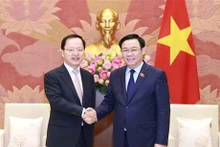 Le Président de l’AN du Vietnam, Vuong Dinh Huê (à droite) et le directeur général des finances du groupe Samsung Park Hark Kyu. Photo : VNA.