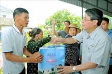 Le Vice-président de l'Assemblée nationale Nguyên Duc Hai (à droite) distribue des cadeaux et exprime son soutien aux agriculteurs du district de Thanh Hà, dans la province de Hai Duong). Photo : VNA.