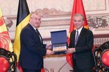Le vice-président du Comité populaire municipal Ngô Minh Châu (droite) offre un souvenir au Ministre-Président de la Fédération Wallonie-Bruxelles Pierre-Yves Jeholet. Photo : VNA