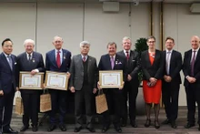 L'Union des organisations d'amitié du Vietnam remet la médaille « Pour la paix et l'amitié entre les nations » à Ben Chapman, Warwick Morris et Paul Smith, co-fondateurs de Vietnam UK Network. Photo : VNA.