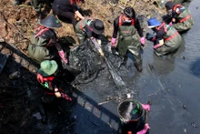 Les jeunes ont dû ramasser les déchets à la surface de la rivière et les déchets enfouis profondément dans la boue ou sous le pont. Photo : NDEL.