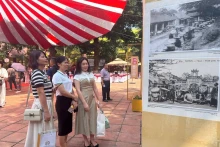 Le public découvre les anciennes portes de Hanoi. Photo : nhandan.vn