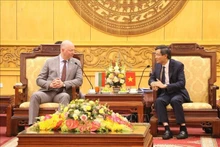 Le Président de l'Assemblée nationale bulgare, Rossen Dimitrov Jeliazkov (gauche), et le secrétaire du Comité provincial du Parti de Ninh Binh, Doàn Minh Huân. Photo : VNA.
