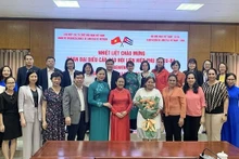L'ambassadrice Nguyên Phuong Nga, présidente de VUFO, Mme Teresa María Amarelle Boué, membre du Bureau Politique, secrétaire générale de l'Union des Femmes cubaines et les délégués lors de la rencontre. Photo : thoidai.com.vn