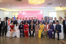 Le ministre Bùi Thanh Son rencontre des Vietnamiens en République tchèque