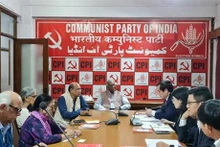 Le vice-président de la Commission de la sensibilisation et de l’éducation du Comité central du Parti communiste du Vietnam Phan Xuân Thuy rend une visite de courtoisie au secrétaire général du Parti communiste d’Inde marxiste (CPI-M), Sitaram Yechury. Photo : VNA