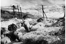 Nos soldats d'assaut coupent des barbelés pour commencer l'attaque des positions ennemies dans la zone de colline C. Photo : VNA.