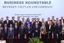 Le Premier ministre Pham Minh Chinh (1er rang, 6e à partir de la gauche), le Chancelier allemand Olaf Scholz (1er rang, 7e à partir de la gauche), et des délégués de la table ronde. Photo : VNA.