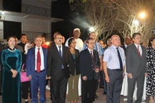 Des participants à la rencontre en l’honneur du 60e anniversaire de l'établissement des relations diplomatiques Vietnam - Algérie, le 29 octobre à Alger. Photo : VNA.
