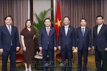 Le Président de l’Assemblée nationale, Vuong Dinh Huê (3e à partir de la gauche), et Emmie Perez-Chiong, PDG de Philippine International Trading Corporation. Photo : VNA.