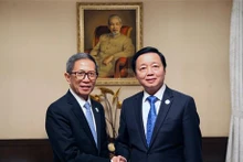 Le Vice-Premier ministre Trân Hông Hà (à droite) et le secrétaire philippin à l'Énergie Raphael Perpetuo M. Lotilla. Photo : VNA.