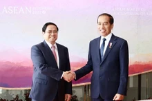Le Premier ministre vietnamien, Pham Minh Chinh (à gauche) rencontre le Président indonésien, Joko Widodo, à l'occasion du 42e sommet de l'ASEAN à Labuan Bajo, Indonésie en mai 2023. Photo : VNA.