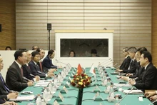 Le Président vietnamien, Vo Van Thuong, s’entretient avec le Premier ministre japonais Kishida Fumio, à Tokyo, le 27 novembre. Photo : VNA.