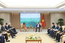 Le Premier ministre Pham Minh Chinh et Mme Carolyn Turk, directrice nationale de la Banque mondiale au Vietnam. Photo : VNA