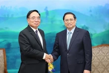 Le Premier ministre Pham Minh Chinh (à droite) et le ministre lao du Plan et de l'Investissement Khamchen Vongphosy. Photo : VNA.