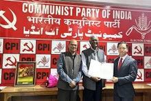 L'ambassadeur vietnamien en Inde, Nguyen Thanh Hai, remet au secrétaire général du Parti communiste indien, Doraisamy Raja, le message de félicitations du secrétaire général du Parti communiste du Vietnam (PCV), Nguyen Phu Trong. Photo: VNA