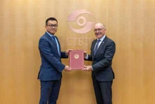 L’ambassadeur Vu Lê Thai Hoàng (à gauche) et le secrétaire exécutif de la Commission préparatoire du OTICE, Robert Floyd. Photo : OTICE.